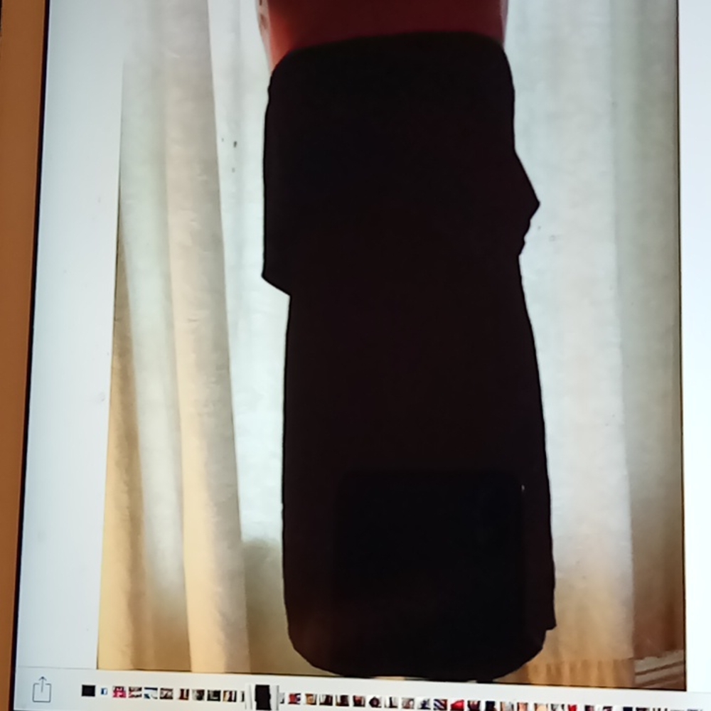 Black strapless,drape in froñt over brest